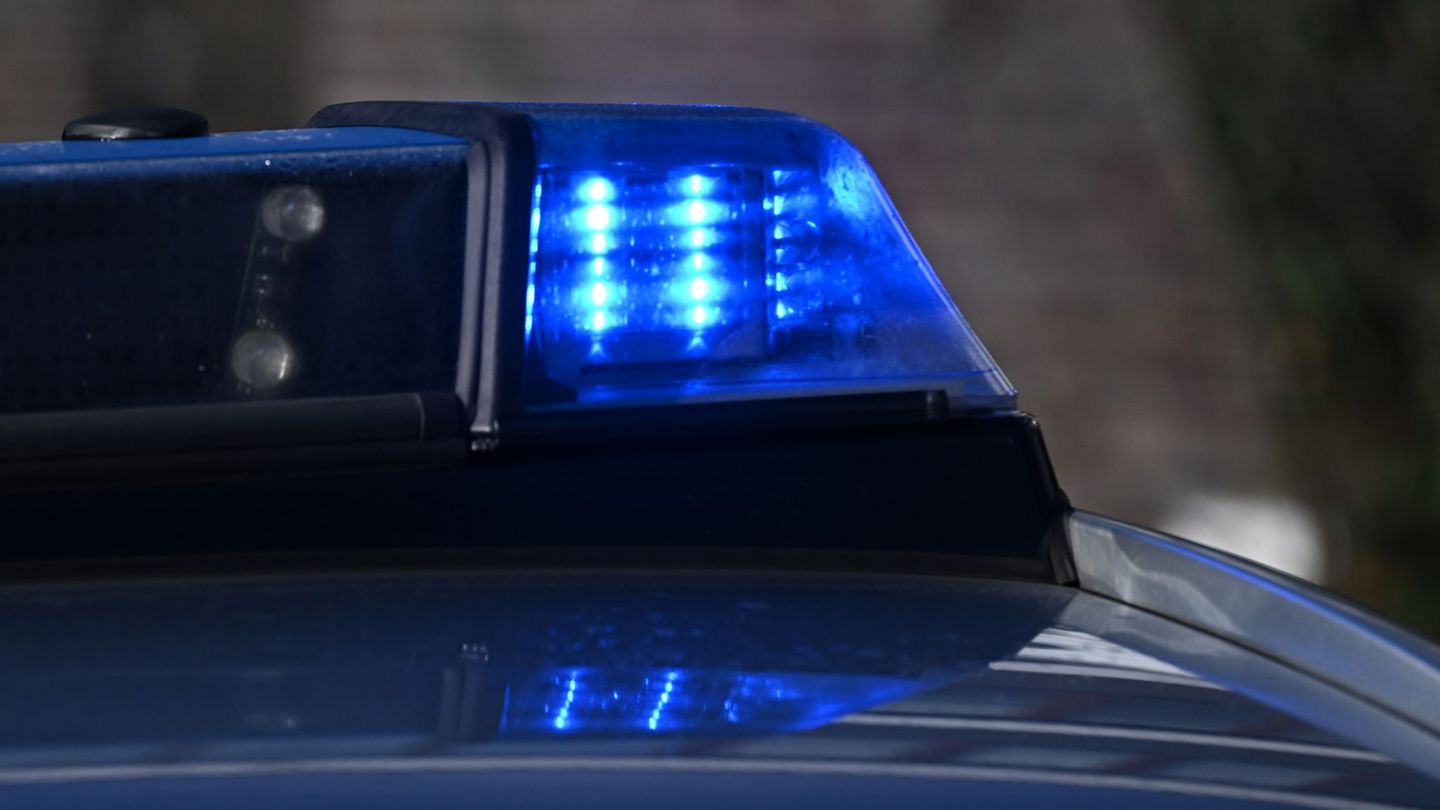 Familie bleibt unverletzt: Radfahrer prallt auf Auto – lebensgefährlich verletzt