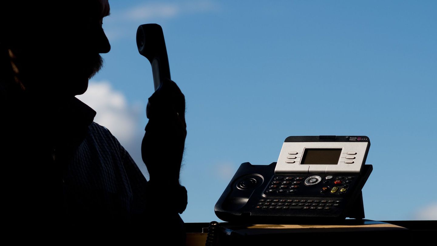 Betrüger-Stimme aufgezeichnet: Falscher Polizist versucht echten am Telefon abzuziehen