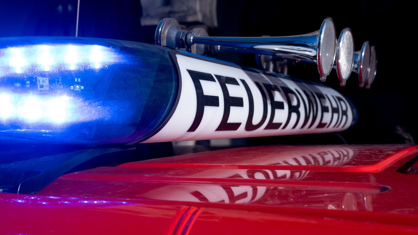 Feuerwehreinsatz: Heizstrahler brennt – Neun Menschen mit Rauchvergiftung