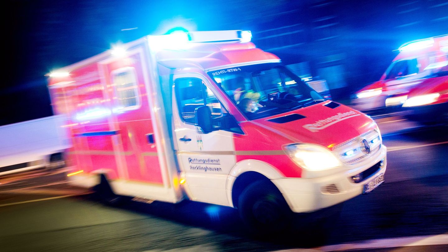 Verkehrsunfall: Autos kollidieren auf Kreuzung – ein Fahrer in Lebensgefahr