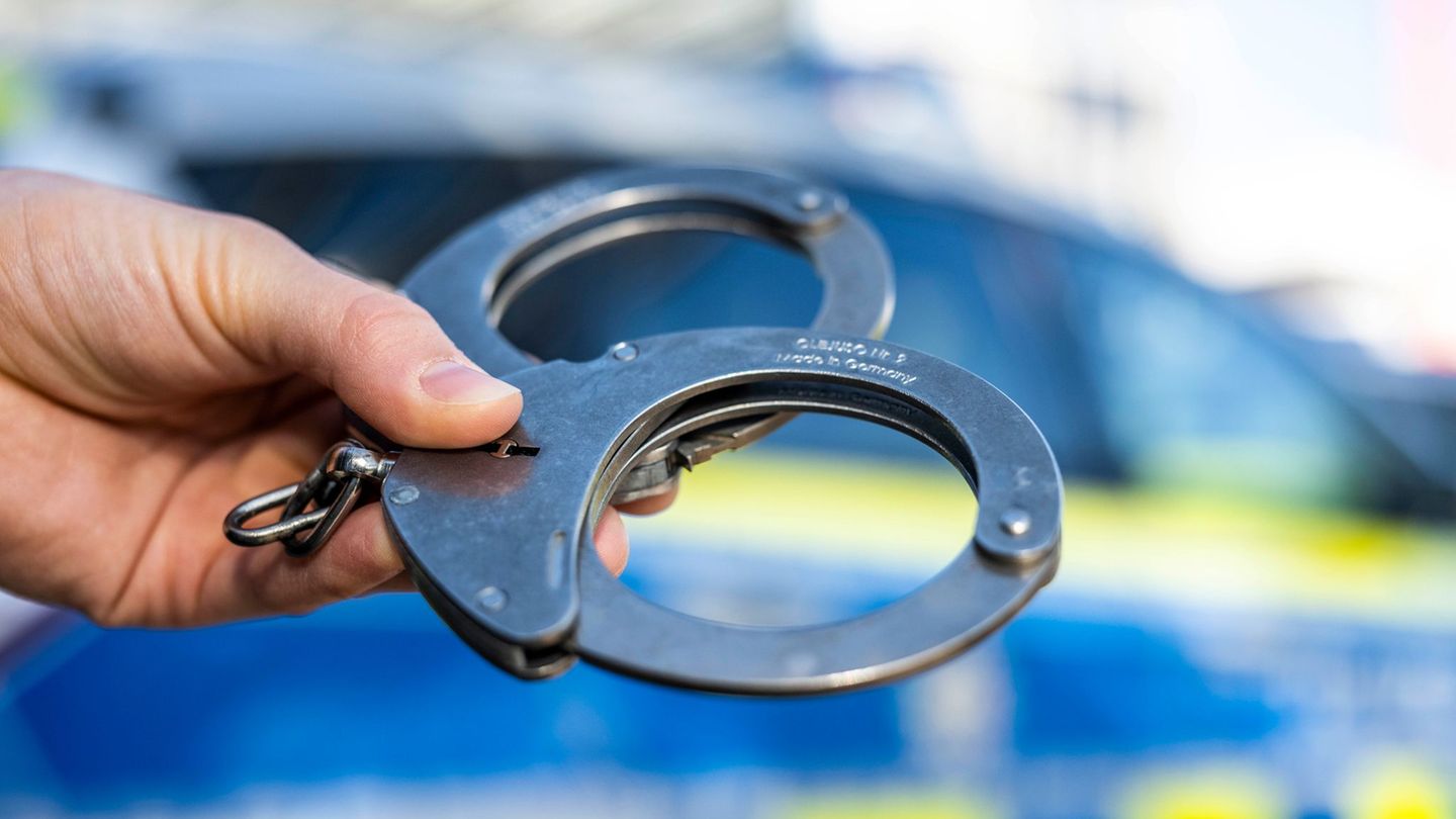 Auto gestohlen: Mutmaßlicher Raubüberfall – Polizei nimmt Verdächtige fest