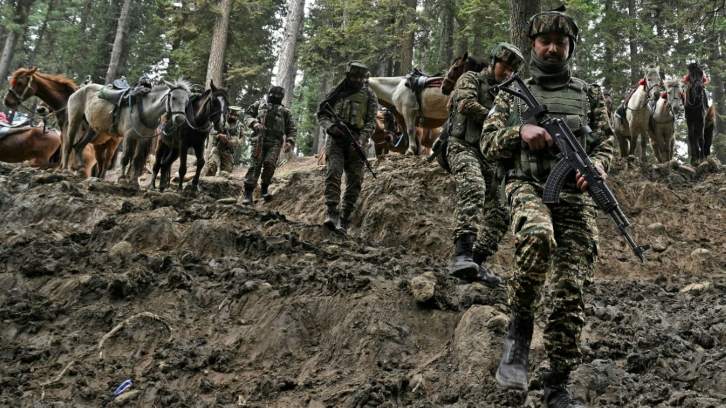 Konfliktgebiet: Angriff auf Touristen in Kaschmir: Indien verhängt Strafmaßnahmen gegen Pakistan