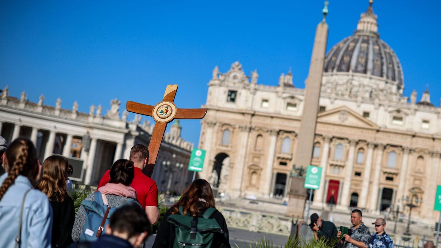 Nach Tod von Papst Franziskus: Aufbahrung in Petersdom: Gläubige nehmen Abschied vom Papst