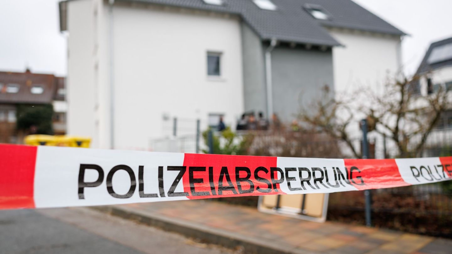 Mordversuch: Mann in Wohngebiet niedergestochen – Tatwaffe gefunden