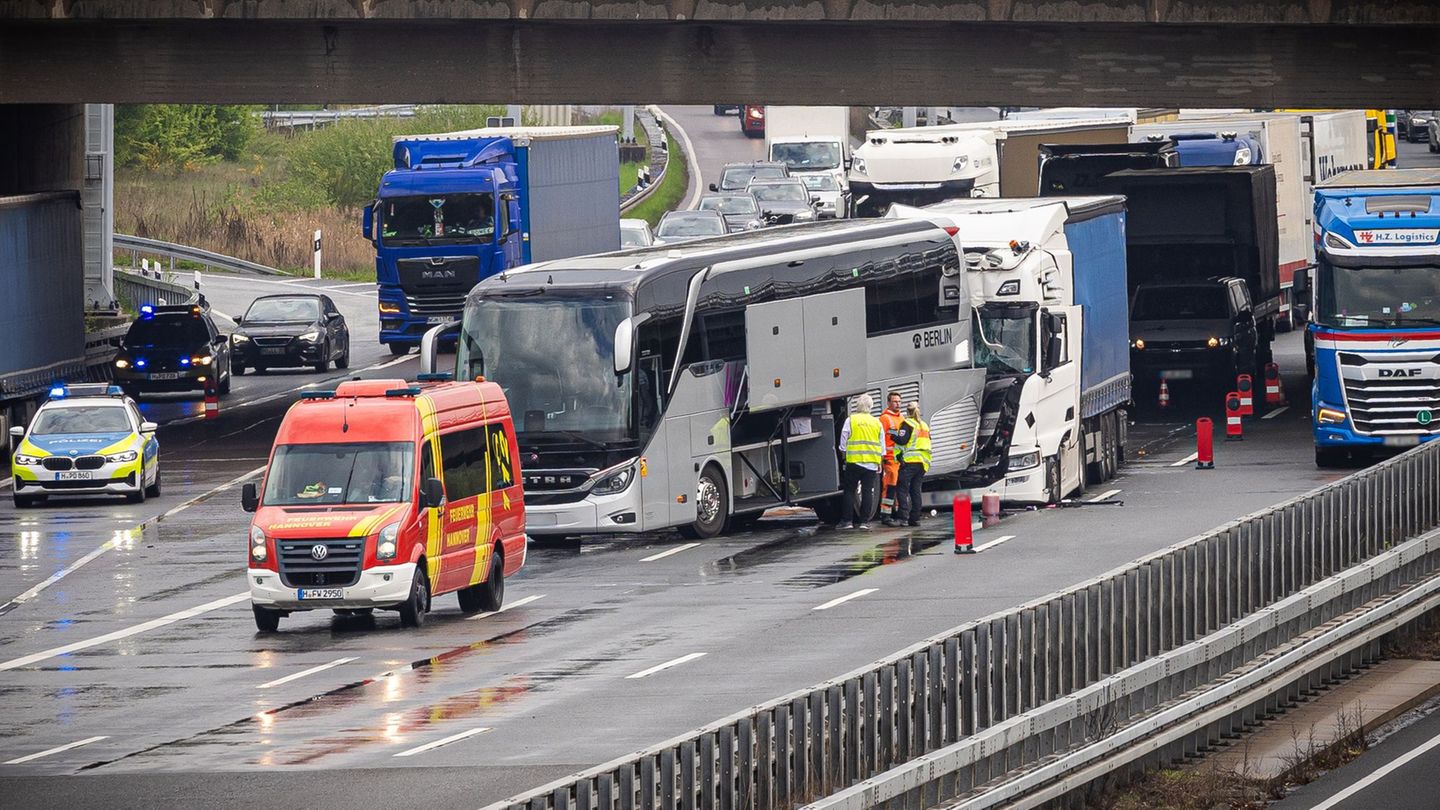 Unfall auf Autobahn: Lastwagen und Bus stoßen auf A2 zusammen – Sechs Verletzte