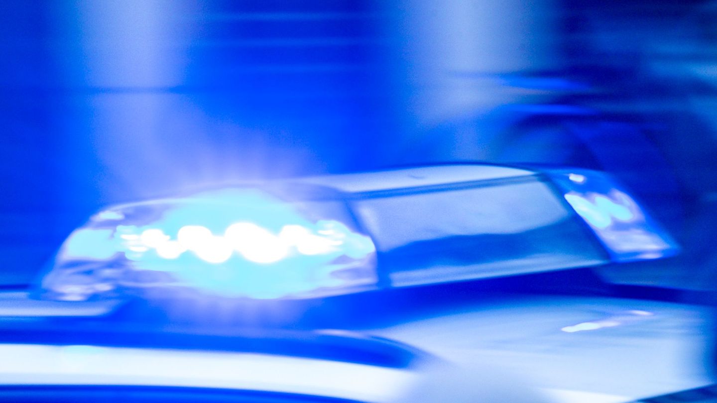 Unfälle: Lkw fährt gegen Hauswand – Fahrer im Krankenhaus