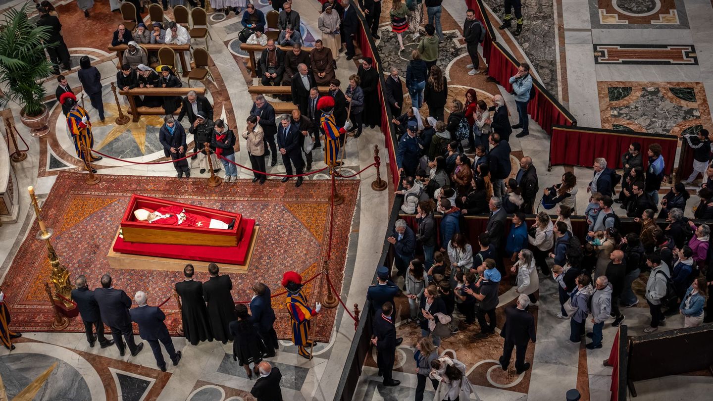 Katholische Kirche: Weitere Planungen für Papst-Begräbnis – Zigtausende am Sarg
