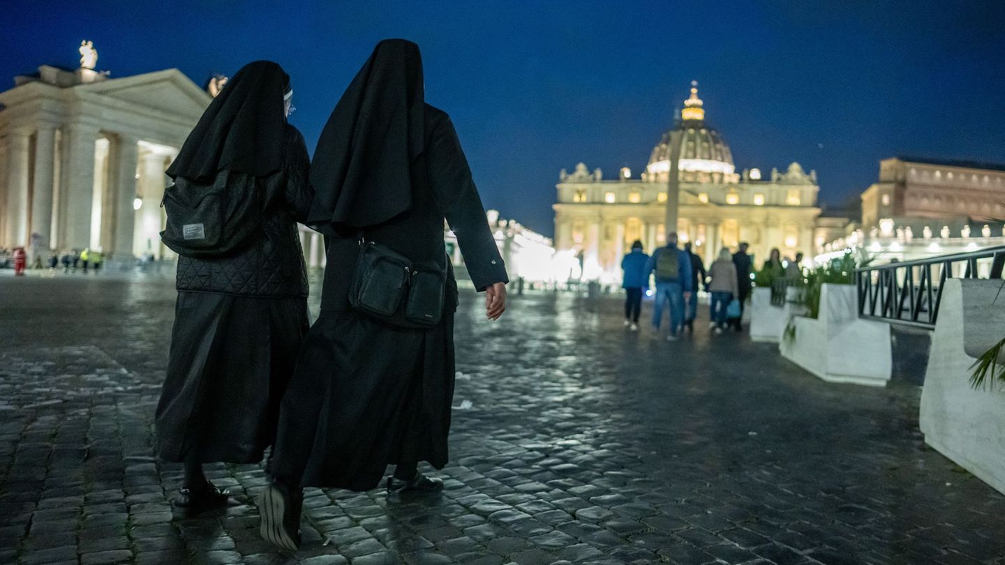Tod von Papst Franziskus: Petersdom wieder geöffnet: Kilometerlange Warteschlange