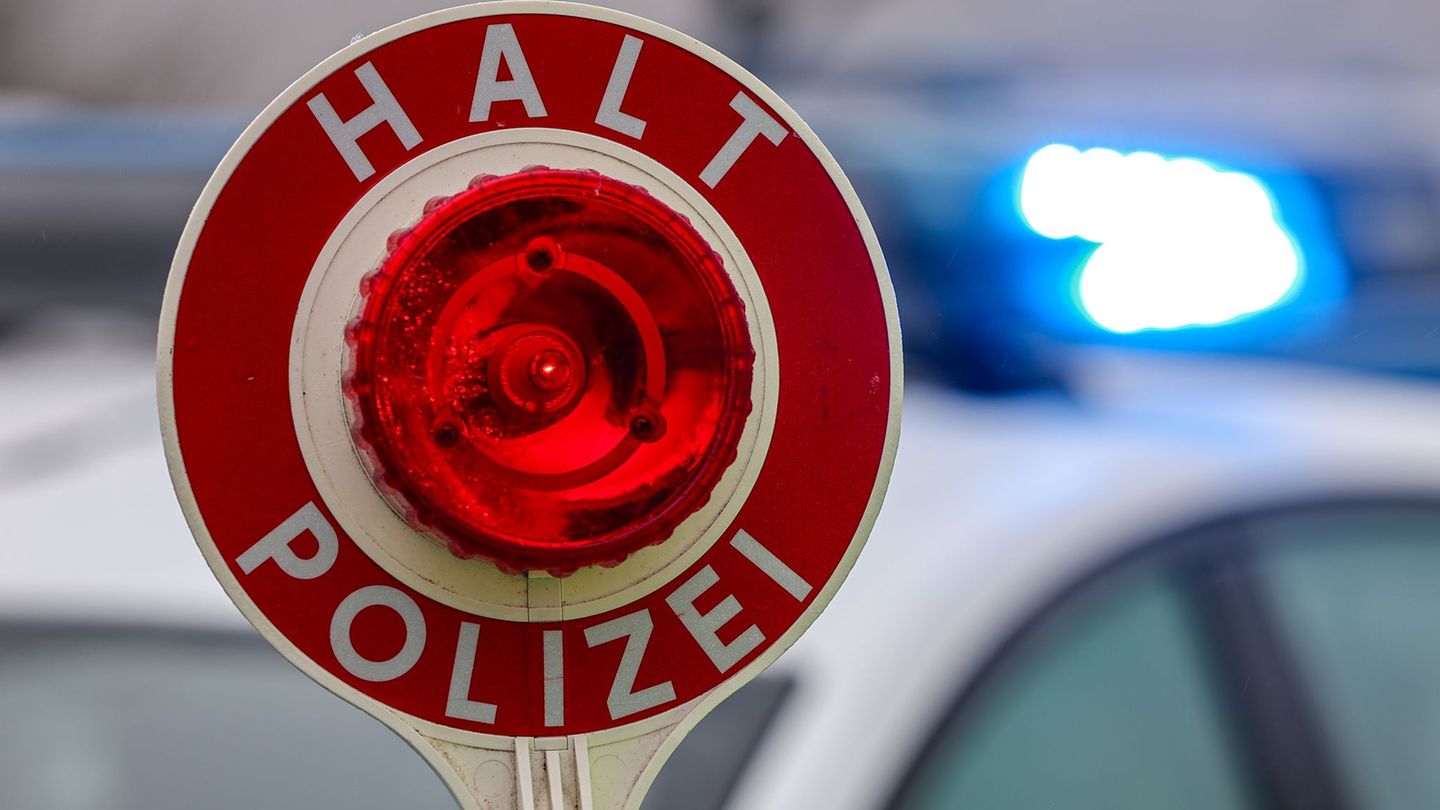 Polizei ermittelt: Mann rast mit Kind an Bord doppelt so schnell wie erlaubt