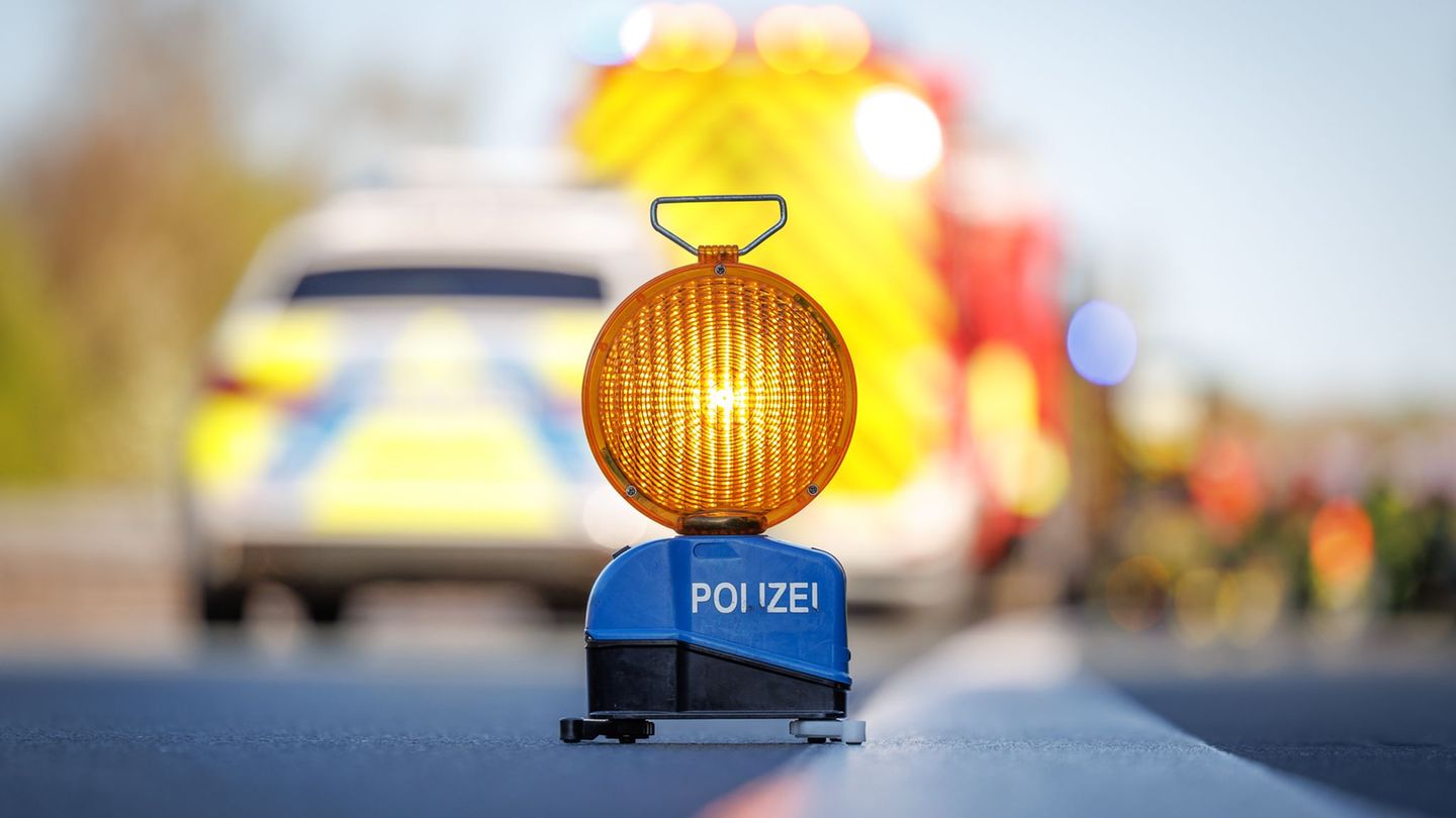 Verkehrsunfall: Sperrung auf der A44 – Lkw an Baustelle verunglückt