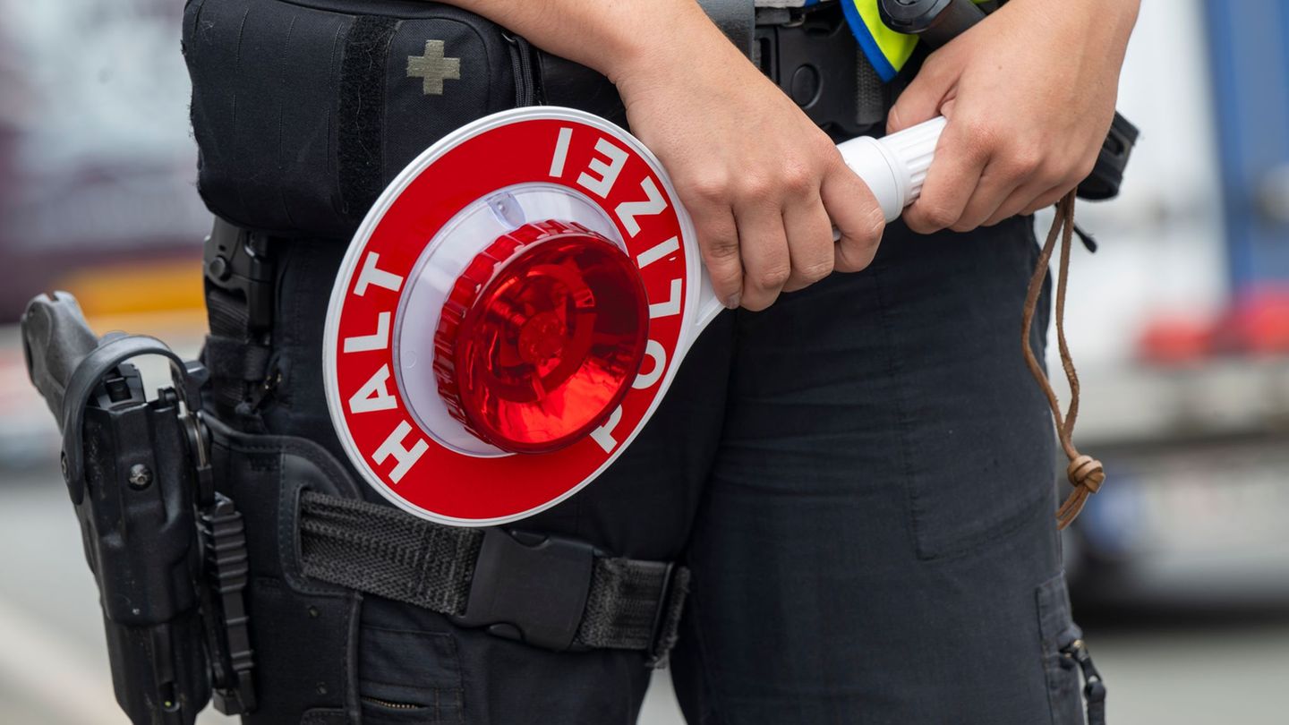 Offener Haftbefehl: Mann muss wegen verbotener Einreise lange in Haft