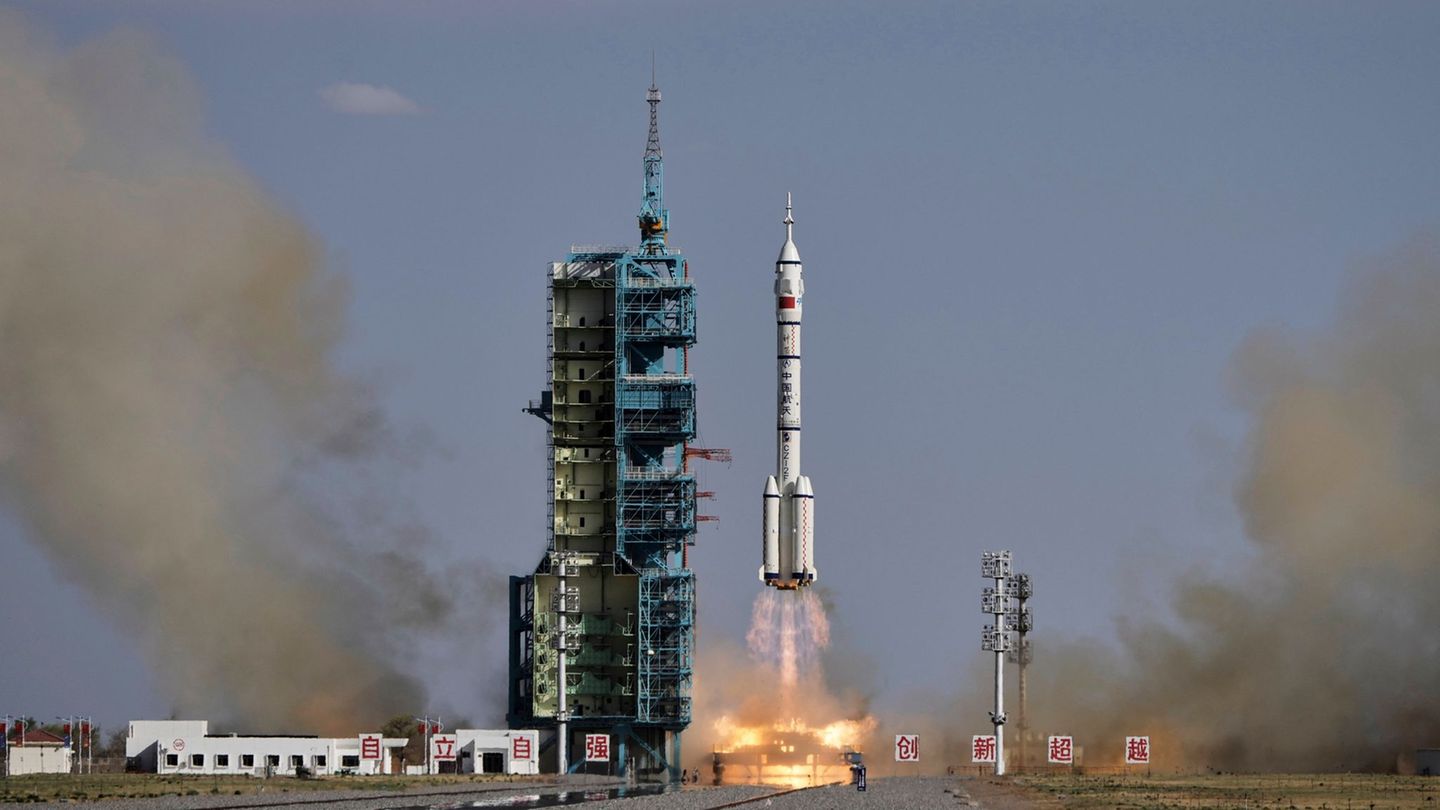 Weltraum-Mission: Drei chinesische Raumfahrer starten ins All