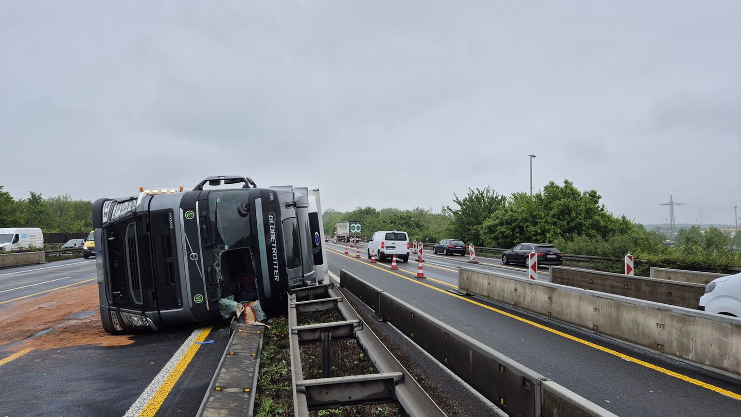 Nach Staus im Berufsverkehr: Umgekippter Lastwagen auf A4 geborgen – Fahrbahn wieder frei