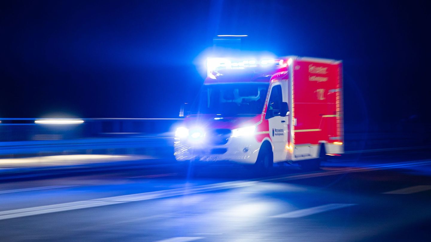 Vier Fahrzeuge beteiligt: Anhänger reißt auf Autobahn ab – eine Schwerverletzte