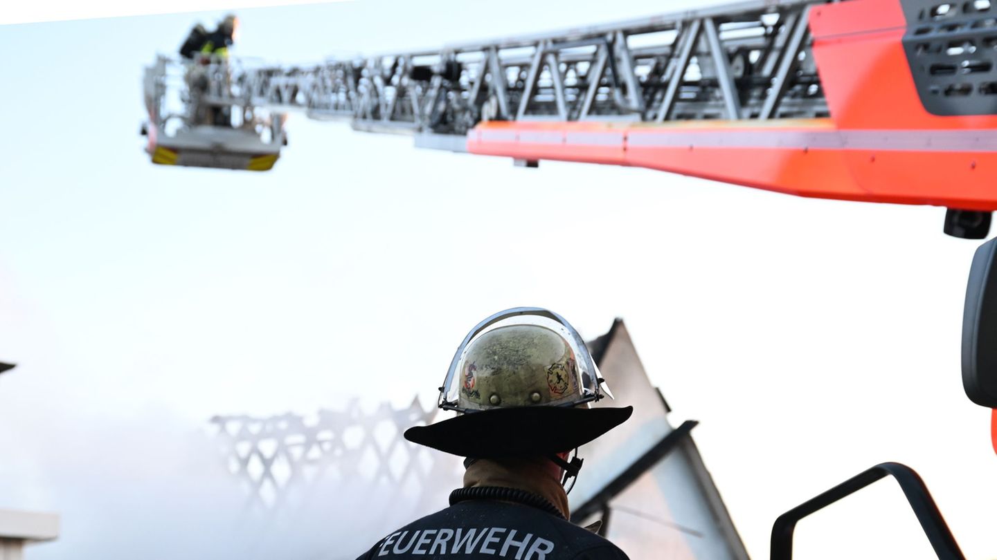 Einsatz in Leipzig: Brand in Mehrfamilienhaus – Feuerwehr rettet mit Drehleiter