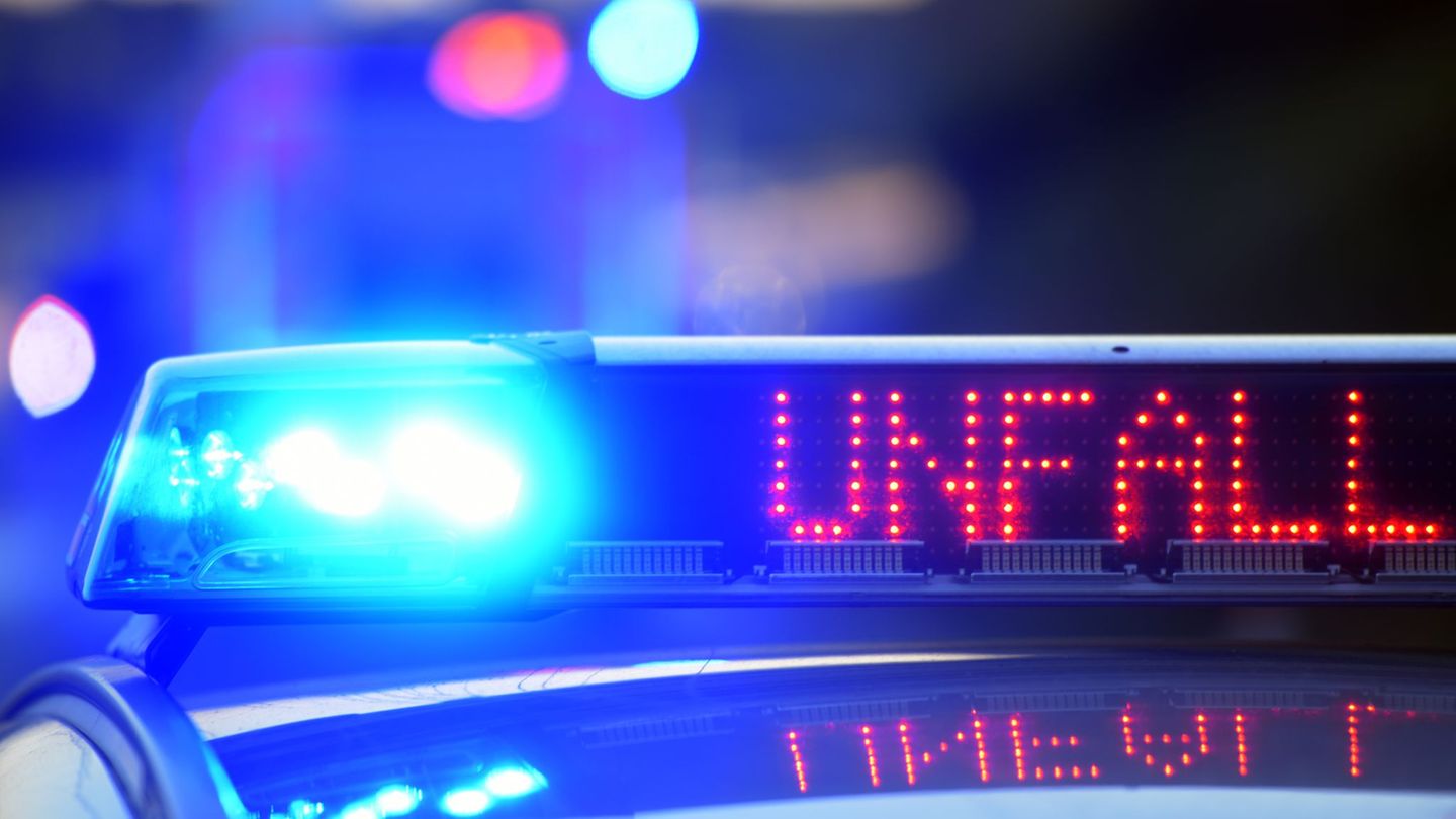 Verkehrsunfall: Autofahrer stirbt nach Kollision mit Lastwagen