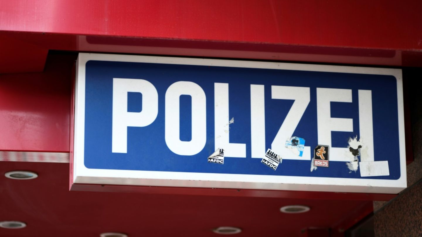 Rassistische Chats: Gericht in Lüneburg verschärft Strafen gegen zwei Polizisten