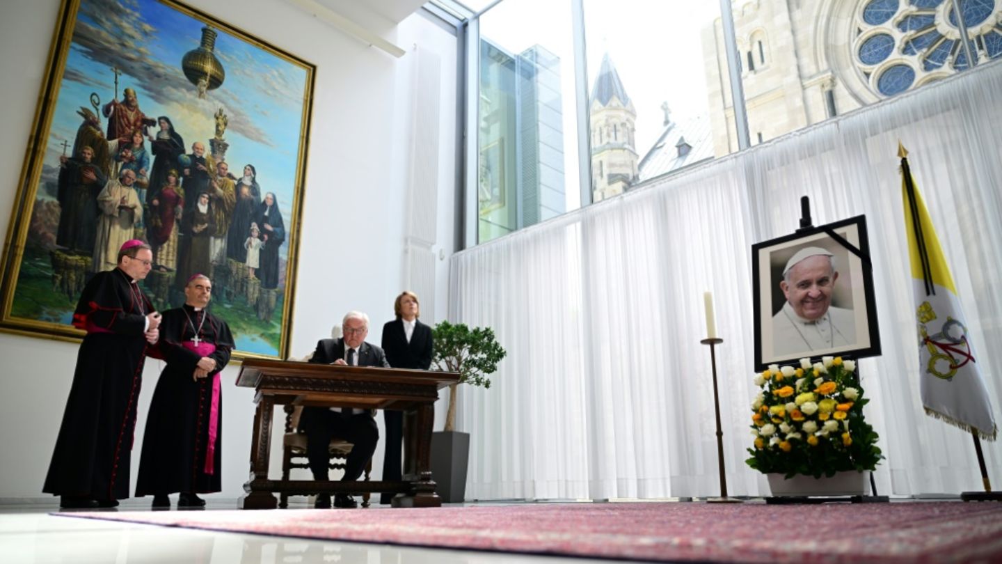 Steinmeier trägt sich in Kondolenzbuch für verstorbenen Papst ein