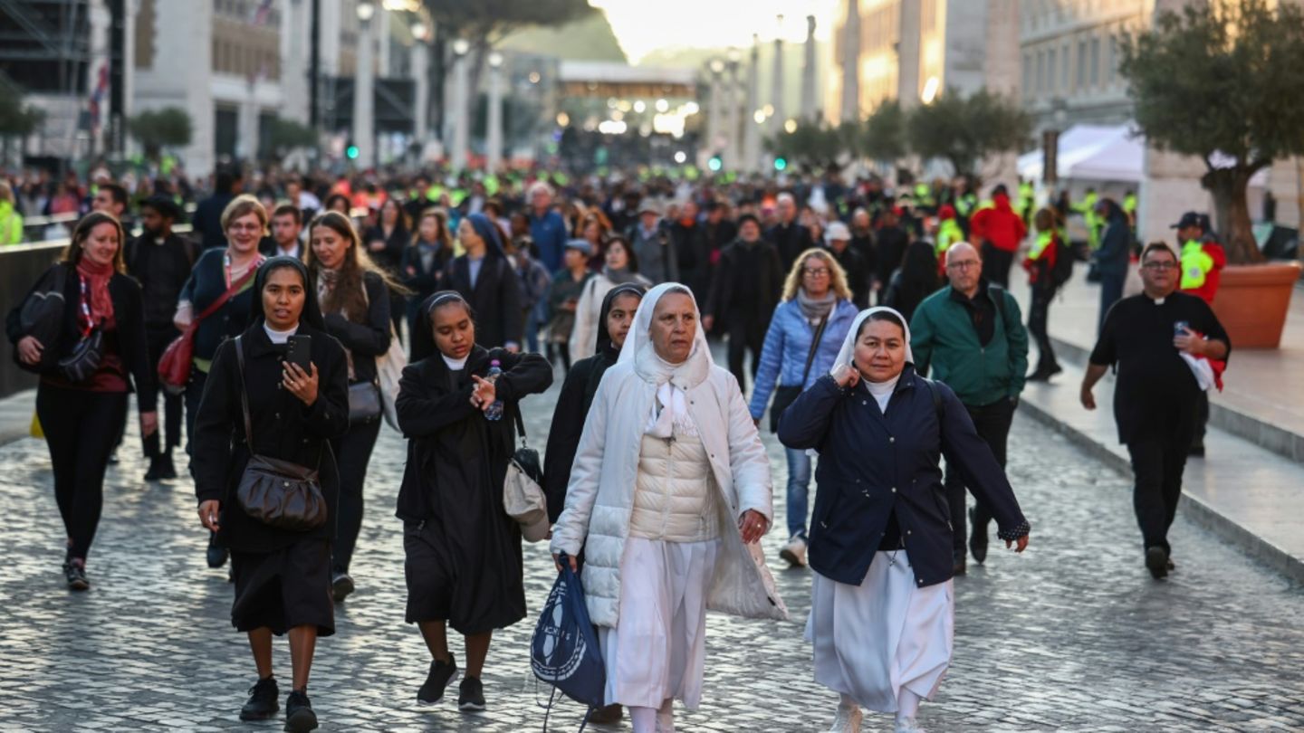 Menschenmassen strömen für Trauermesse für Papst Franziskus auf den Petersplatz