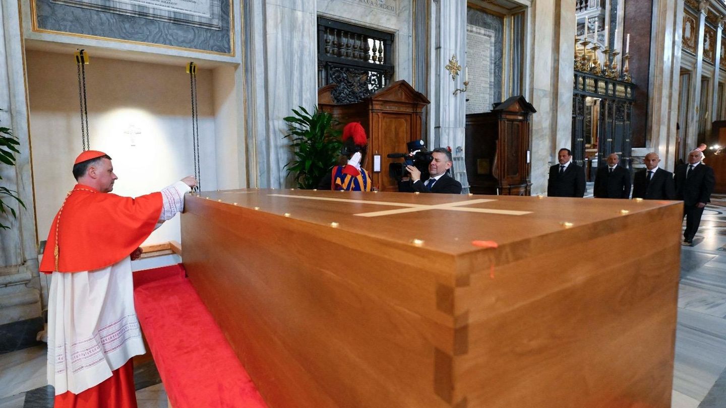 Nach Beisetzung von Franziskus: Papst-Grab für Publikum zugänglich – Konklave rückt näher