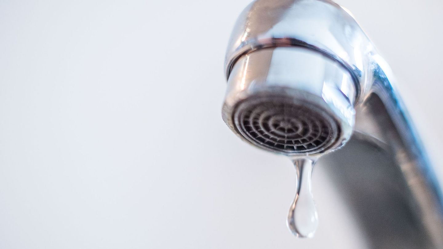 Teile Berlins betroffen: Rohrbruch sorgt für fehlendes Wasser und Überschwemmungen