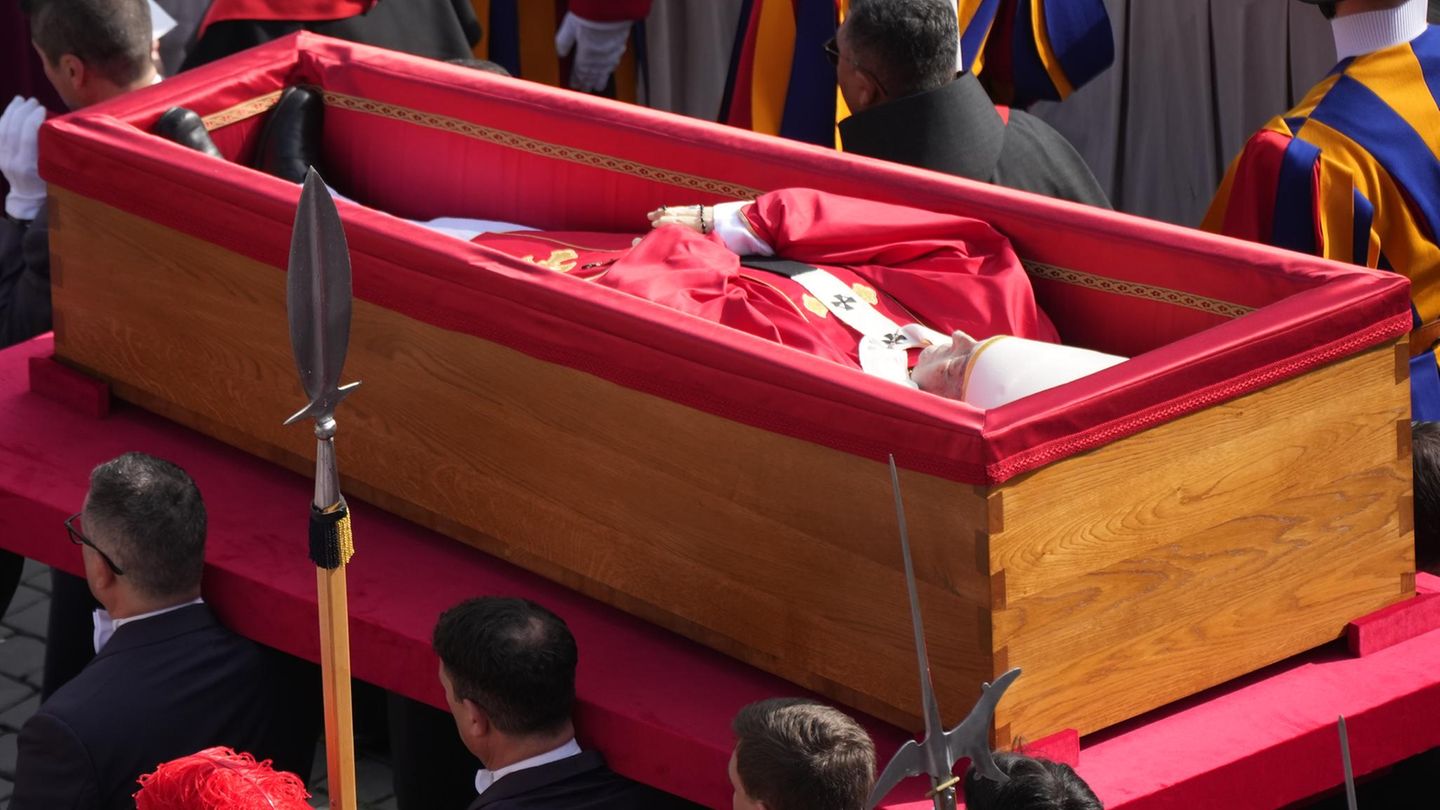 Liveblog: Papst Franziskus im Petersdom aufgebahrt – Zehntausende stehen Schlange