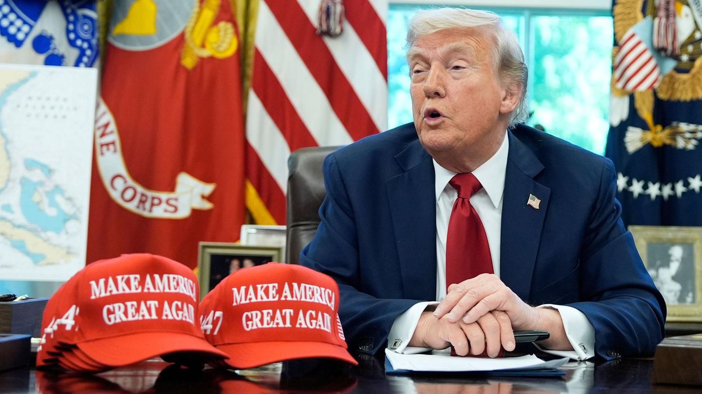 Dritte Amtszeit?: „Trump 2028“: US-Präsident verkauft „Wahlkampf“-Kappen
