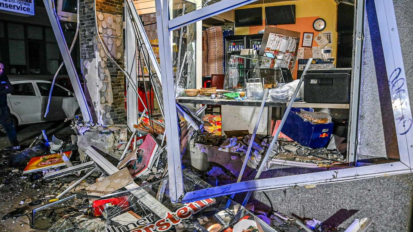 Unfall in Ulm: Paketbote prallt mit Auto gegen Gebäude – schwer verletzt