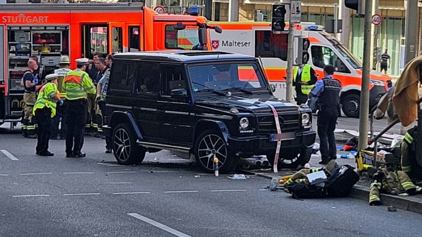 Auto fährt in Stuttgart in Menschengruppe – Drei Schwerverletzte