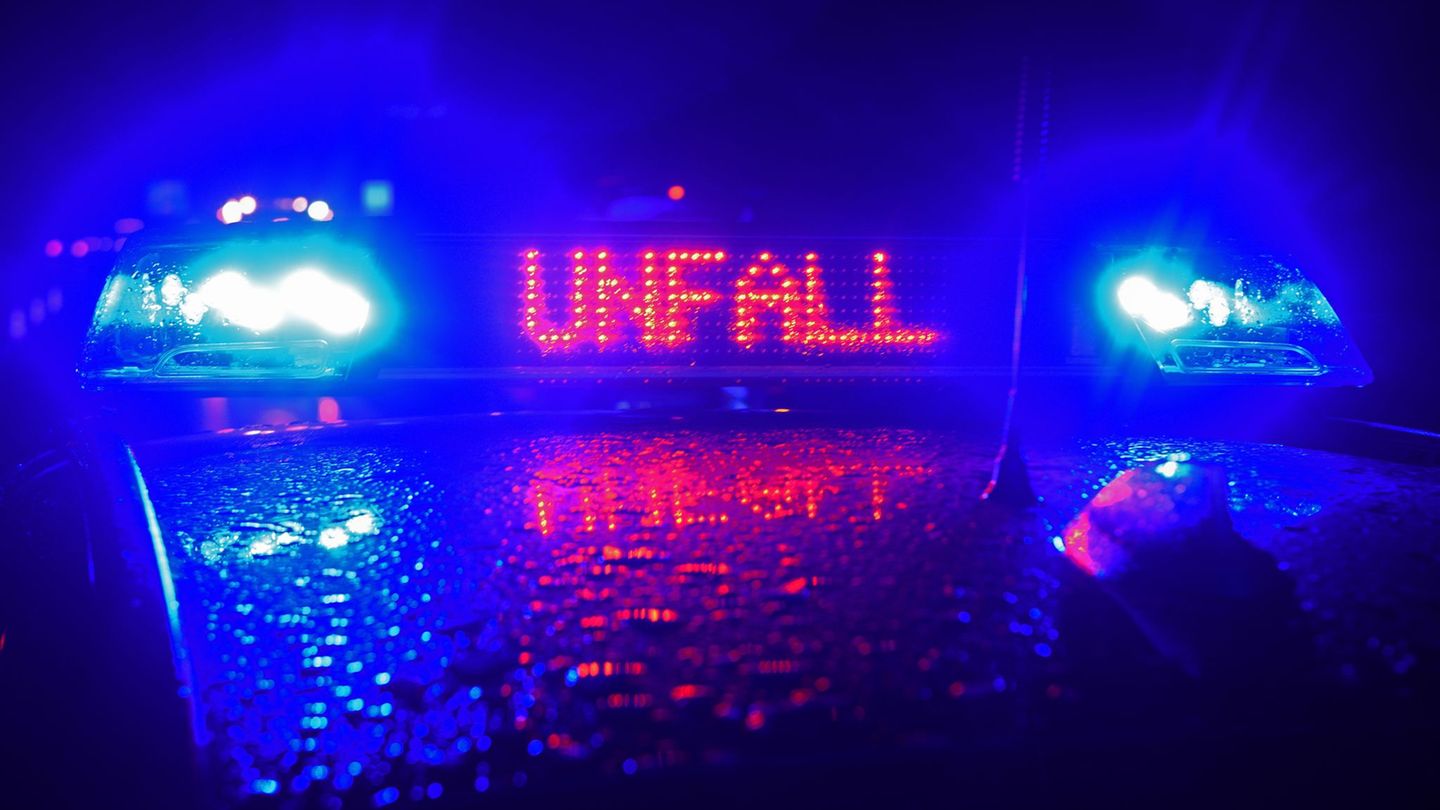 Oberfranken: Auto fährt in Graben und überschlägt sich – drei Verletzte