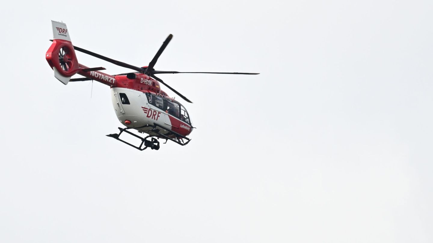 Unfälle: Mann am Hafen zwischen Geländer und Anhänger eingeklemmt