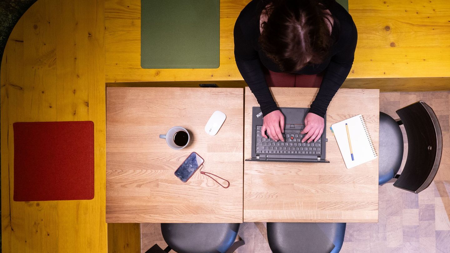 Arbeit: Umfrage: Zwei Drittel arbeiten auch mal krank im Homeoffice