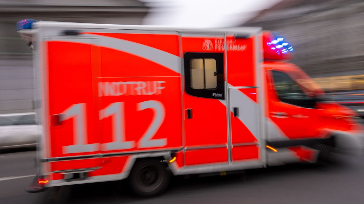 Unfälle: Auto prallt gegen Baum – Fahrerin tot