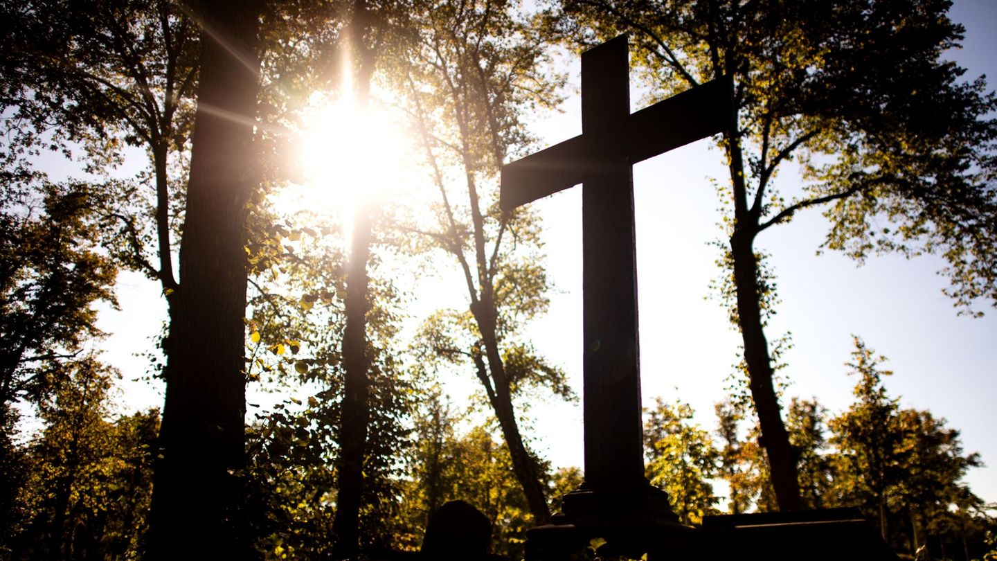Ungewöhnlicher Tatort: Prozess um Mord auf Friedhof beginnt