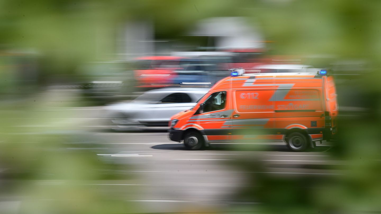 Blaulichteinsatz: Auto überschlägt sich mehrmals – Mutter und Kinder verletzt