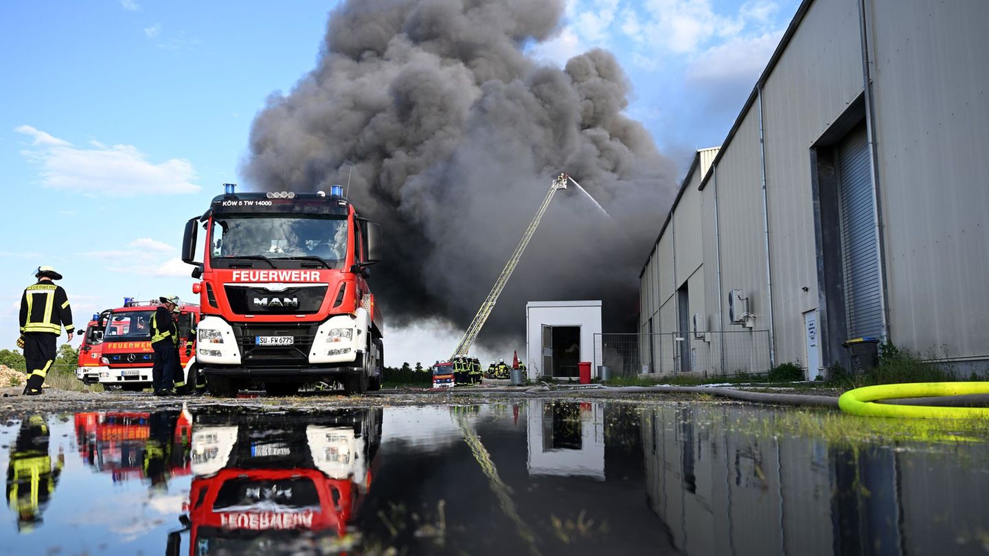 Swisttal: Riesige Rauchsäule: Lagerhalle mit Müll brennt bei Bonn