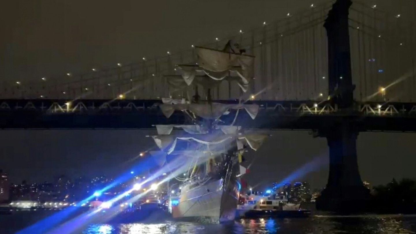 22 Verletzte: Segelschulschiff der mexikanischen Marine rammt Brooklyn Bridge in New York