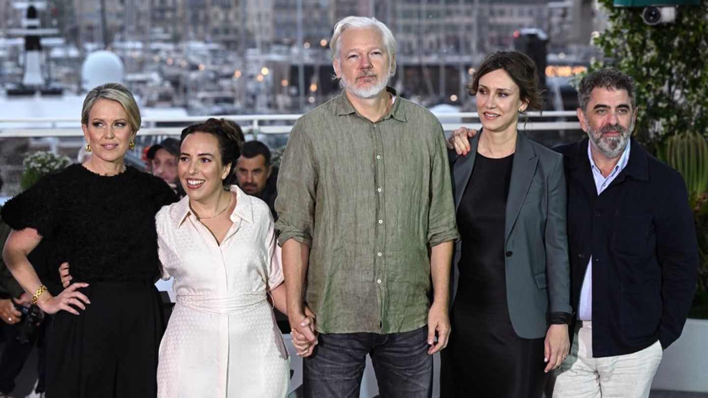 „The Six Billion Dollar Man“: Julian Assange bei Cannes-Premiere dabei