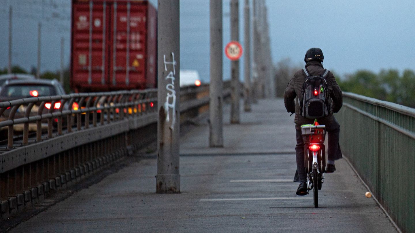 Bombenentschärfung: Rhein und Brücke zwischen Neuss und Düsseldorf gesperrt
