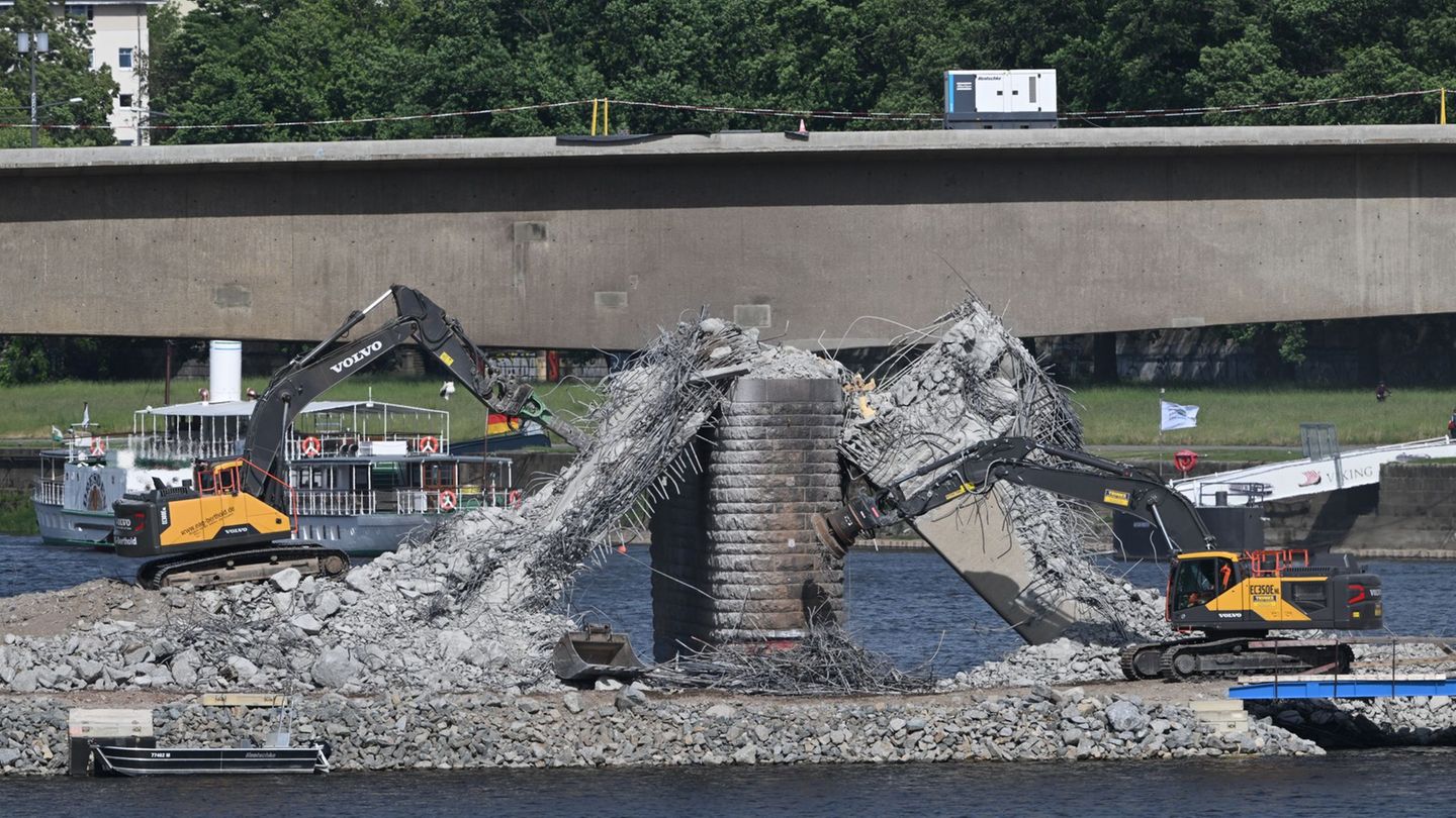 Brückenabriss in Dresden: Fotomotiv Carolabrücke-Ruine weg – Bagger vernichten Reste