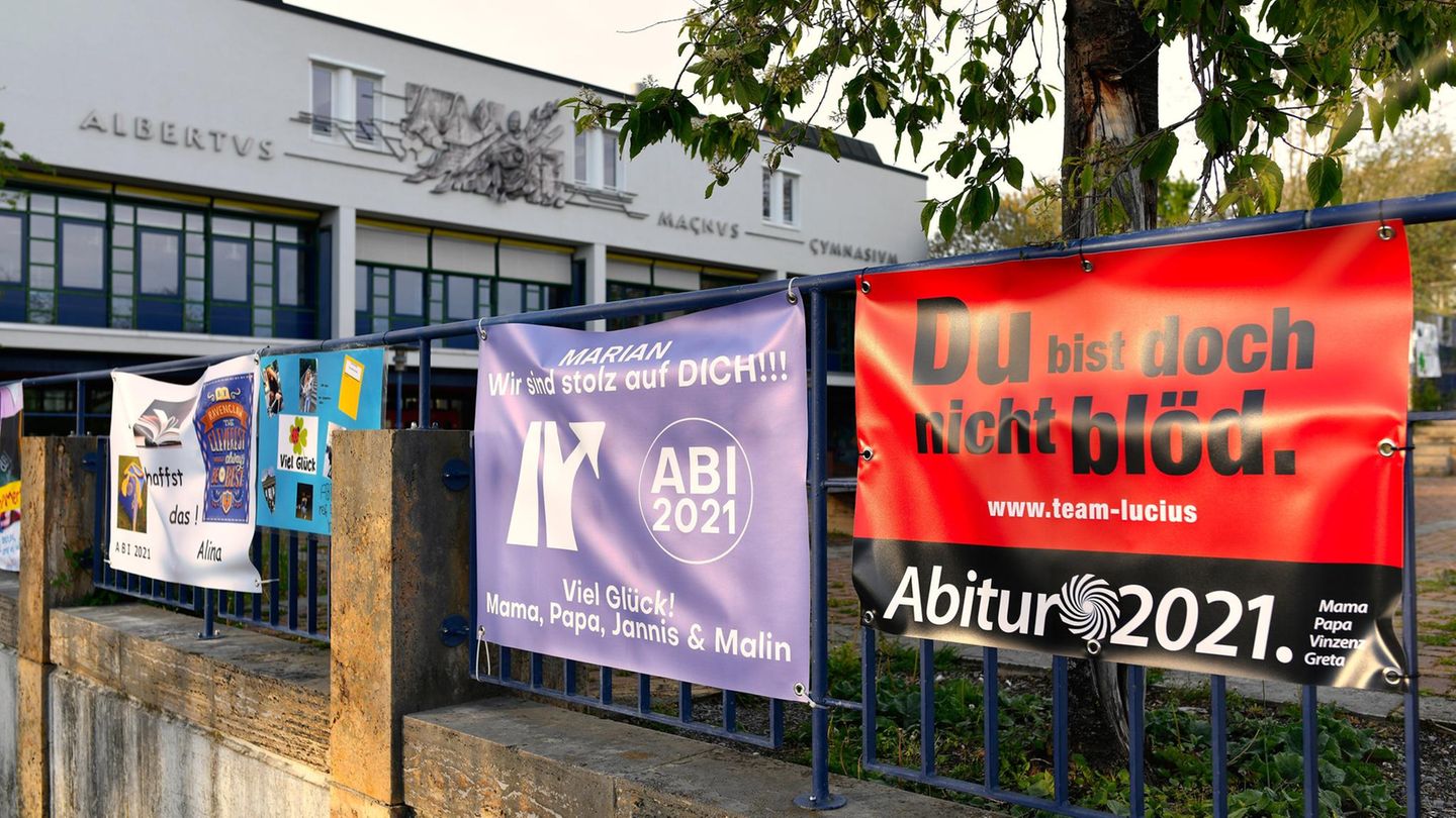Meinung : Die Abitur-Plakate der Eltern vor den Schulen sind einfach nur peinlich