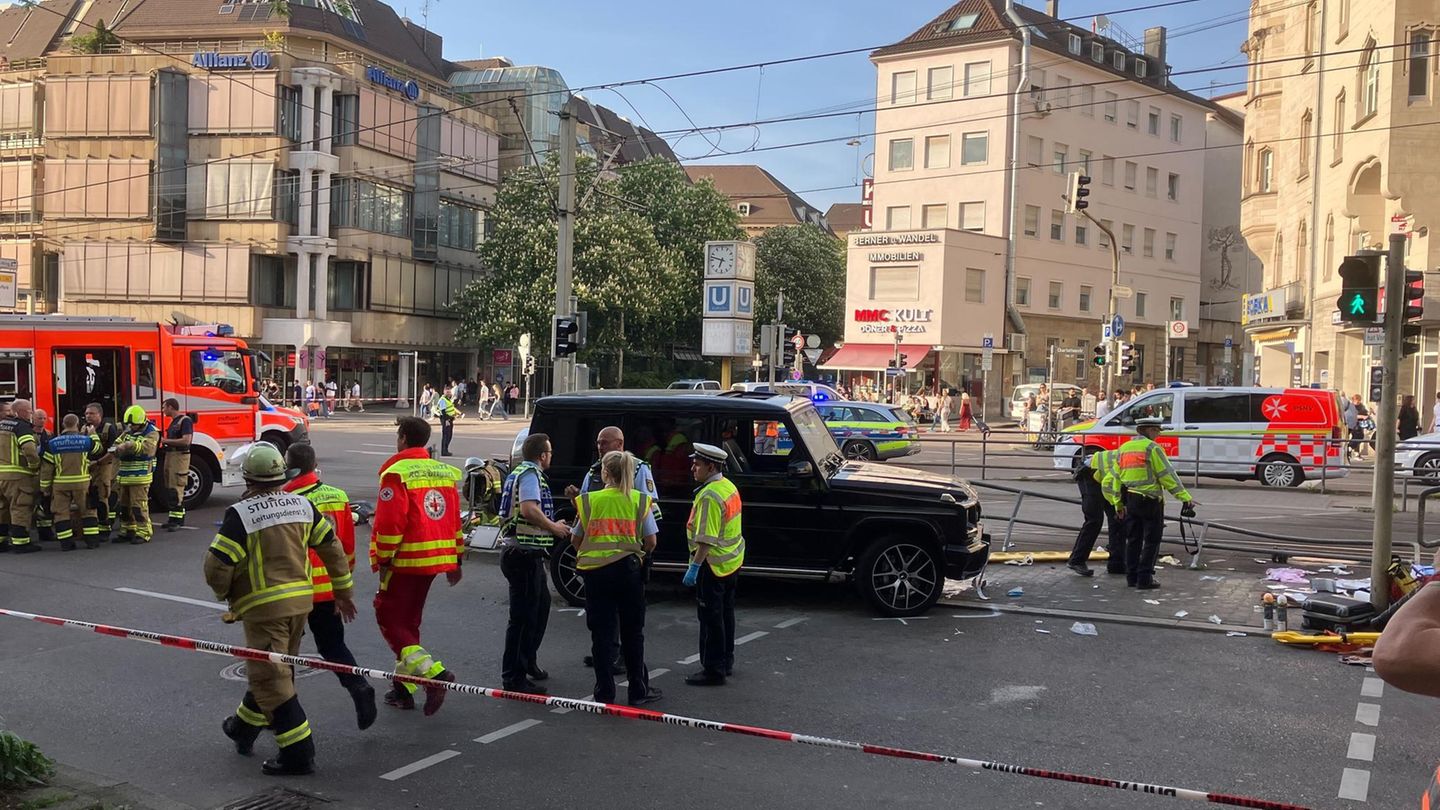 Stuttgart: Auto fährt in Menschengruppe – Polizei geht von Unfall aus