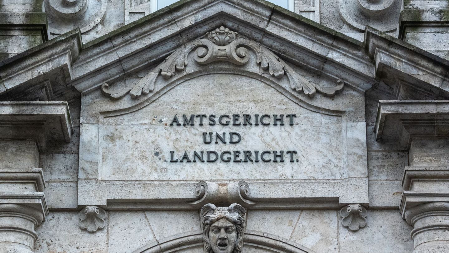 Prozessauftakt: Haftstrafen für Pflegekräfte wegen Mordversuchs gefordert