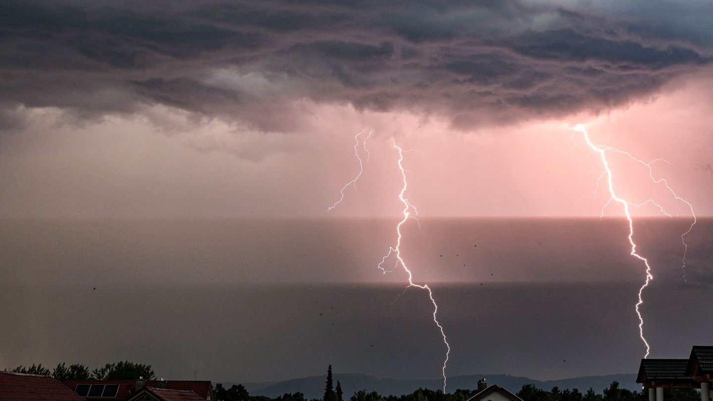 Notfälle: Rund 200 Unwetter-Einsätze in Bayern – Verletzte in Flugzeug