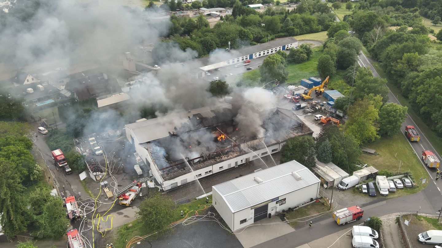 Feuerwehreinsatz: Großbrand in Neuwied – Gebäude zerstört