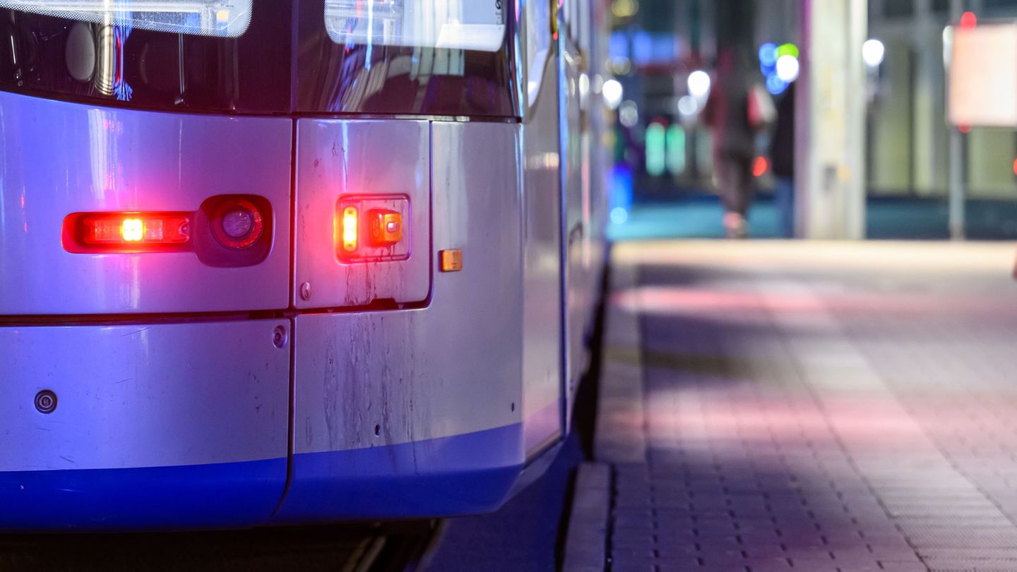Tödlicher Unfall: Nach tödlichem Unfall in Leipzig: Fußgängerin wird gesucht