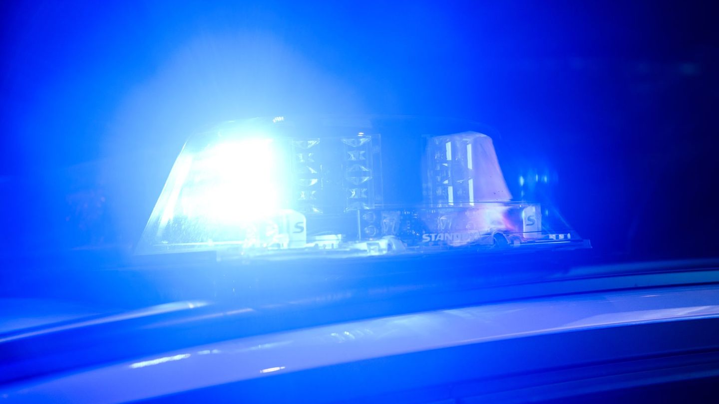 Polizeieinsatz: Hinweise auf bewaffneten Mann – Polizei stoppt Straßenbahn
