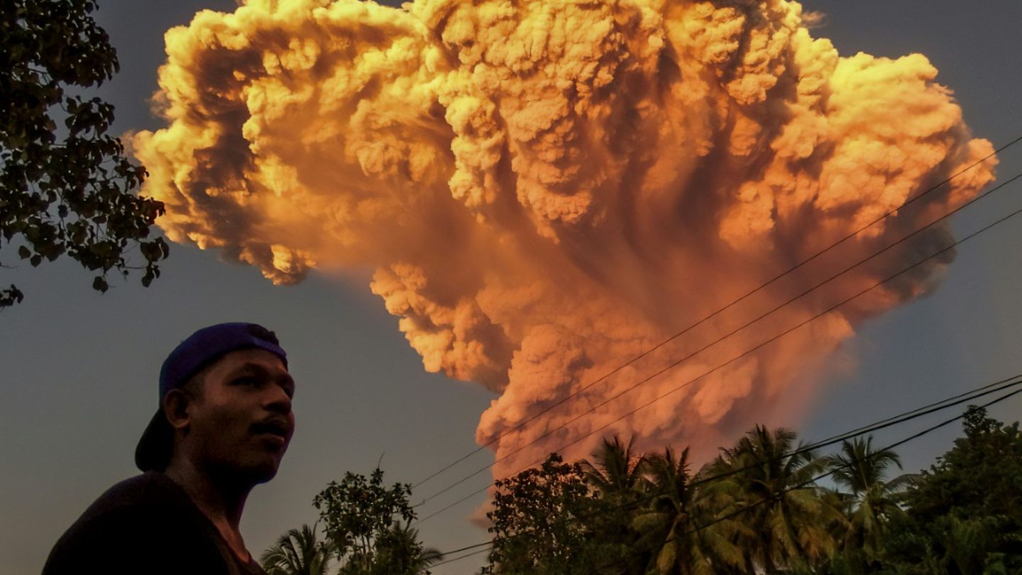 Vulkanausbruch in Indonesien sorgt für Flugausfälle auf Ferieninseln Flores und Bali