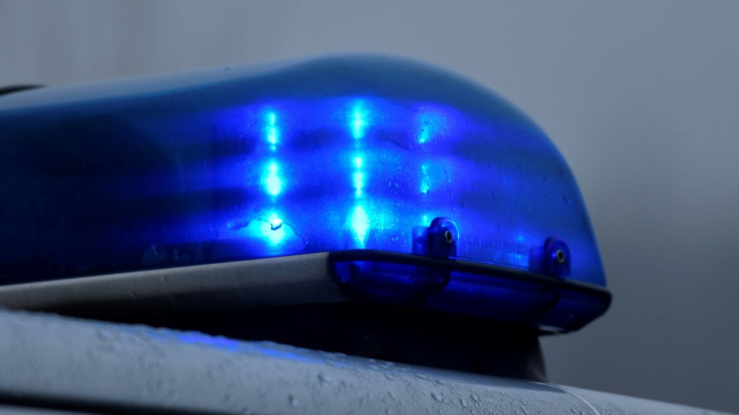 Glücklicher Ausgang von Vermisstensuche in Bayern: Kind schläft in Graben