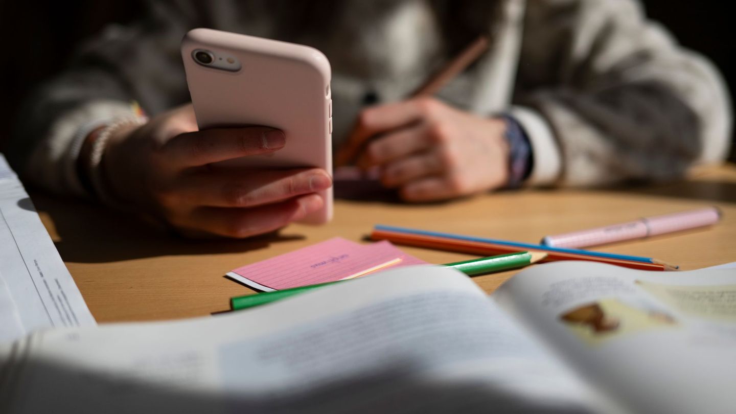 Mehrheit in Umfrage dafür: Handyverbote an Schulen – Ja oder Nein?